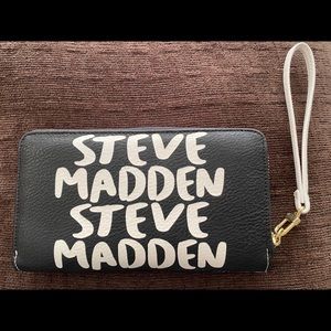 Steve Madden Black/White /Wristlet Wallet